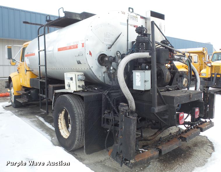 image for item DF7635 1997 International 4900 oil distributor truck