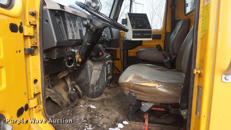 image for item DF7635 1997 International 4900 oil distributor truck