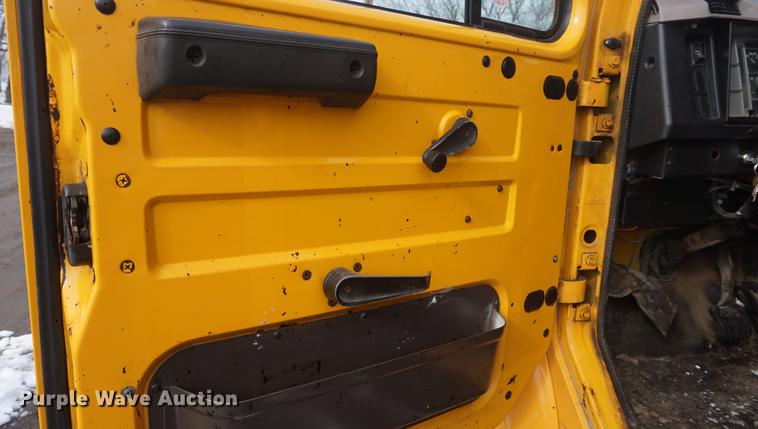 image for item DF7635 1997 International 4900 oil distributor truck