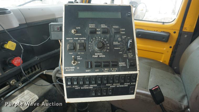 image for item DF7635 1997 International 4900 oil distributor truck