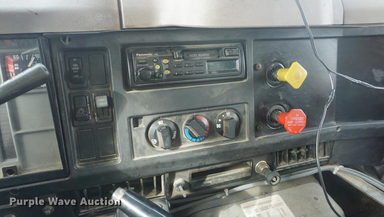 image for item DF7635 1997 International 4900 oil distributor truck