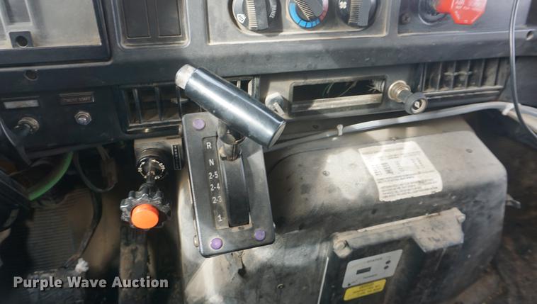 image for item DF7635 1997 International 4900 oil distributor truck