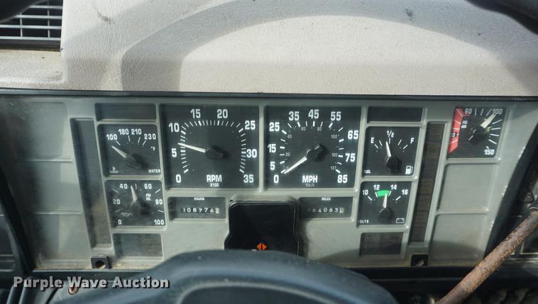 image for item DF7635 1997 International 4900 oil distributor truck