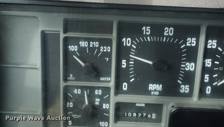 image for item DF7635 1997 International 4900 oil distributor truck