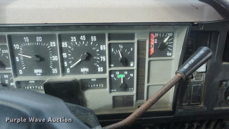 image for item DF7635 1997 International 4900 oil distributor truck