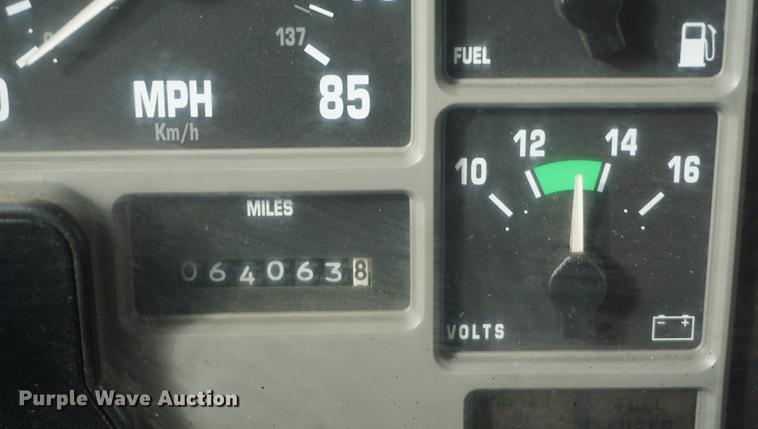 image for item DF7635 1997 International 4900 oil distributor truck