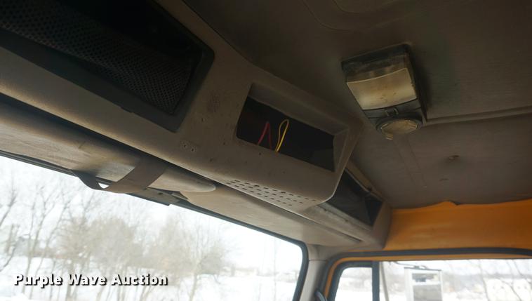 image for item DF7635 1997 International 4900 oil distributor truck