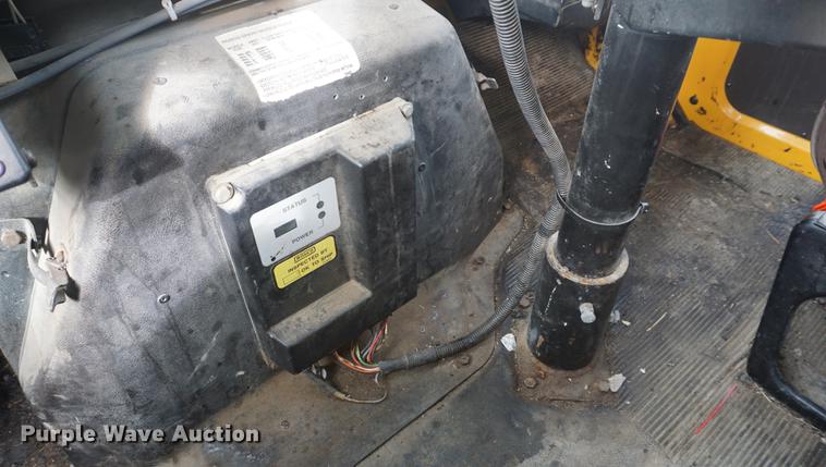 image for item DF7635 1997 International 4900 oil distributor truck