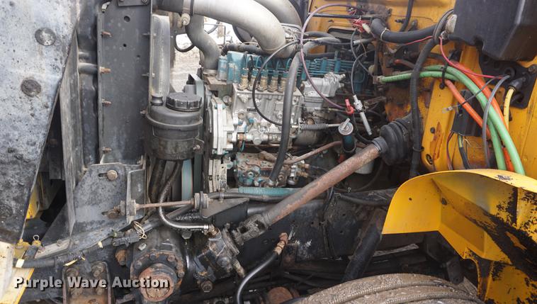 image for item DF7635 1997 International 4900 oil distributor truck