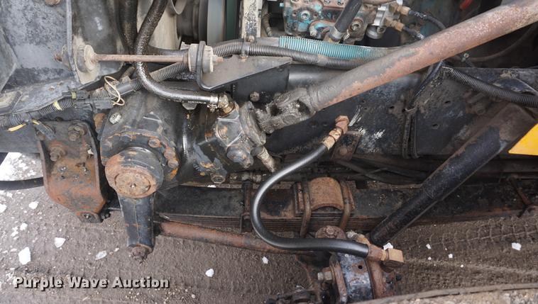 image for item DF7635 1997 International 4900 oil distributor truck