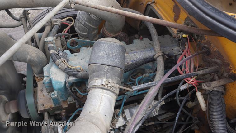 image for item DF7635 1997 International 4900 oil distributor truck