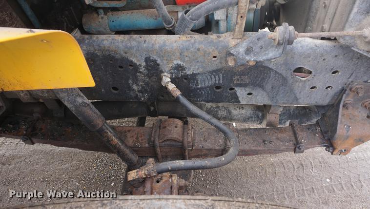 image for item DF7635 1997 International 4900 oil distributor truck