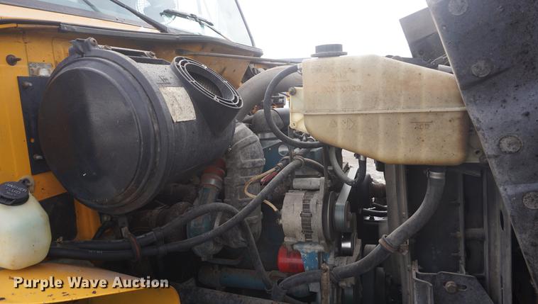 image for item DF7635 1997 International 4900 oil distributor truck