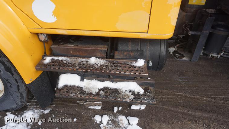 image for item DF7635 1997 International 4900 oil distributor truck