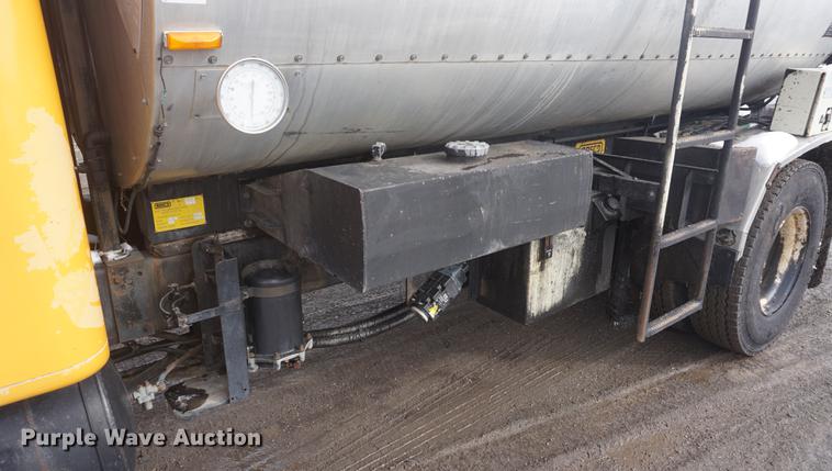 image for item DF7635 1997 International 4900 oil distributor truck