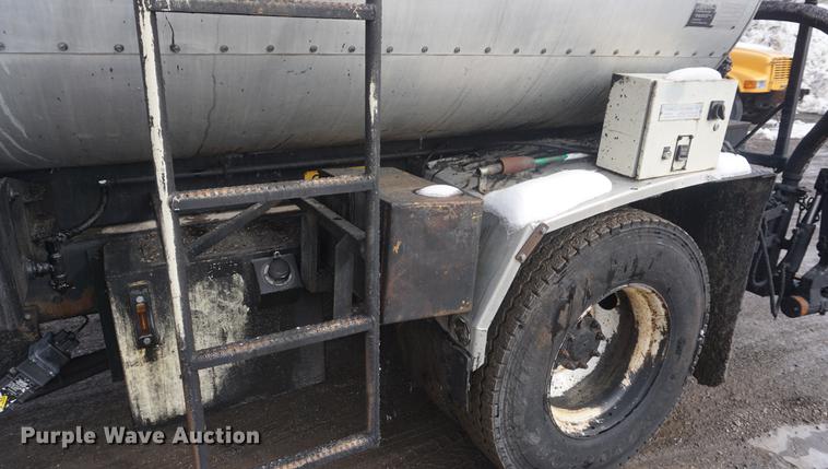 image for item DF7635 1997 International 4900 oil distributor truck