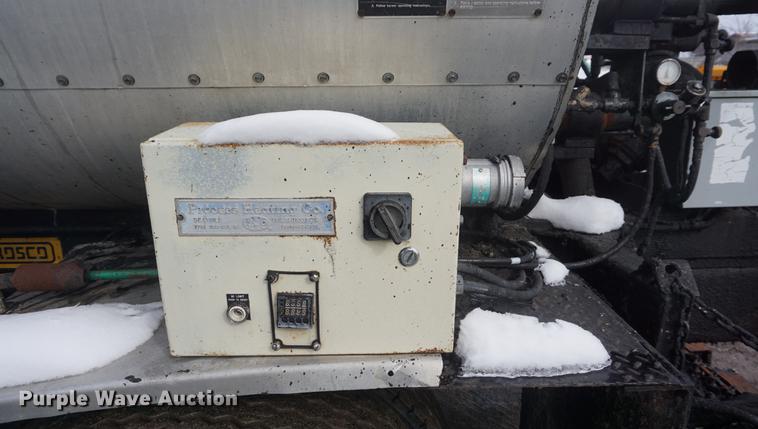 image for item DF7635 1997 International 4900 oil distributor truck