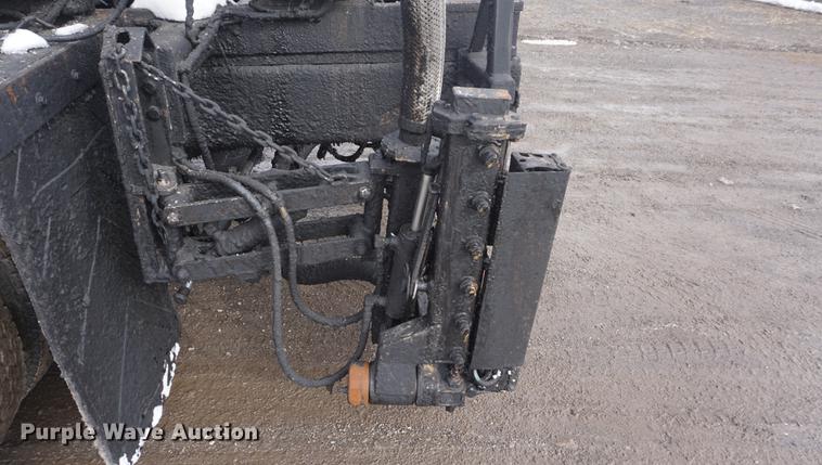 image for item DF7635 1997 International 4900 oil distributor truck