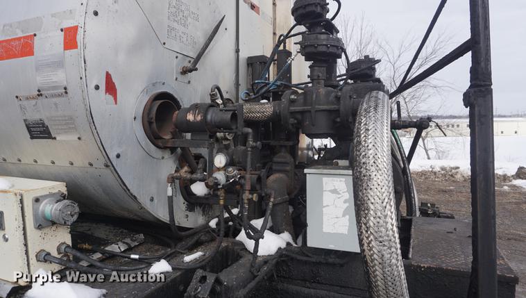 image for item DF7635 1997 International 4900 oil distributor truck