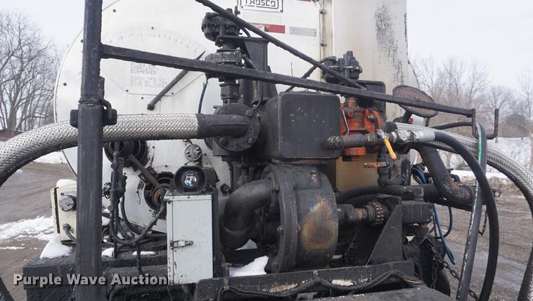 image for item DF7635 1997 International 4900 oil distributor truck