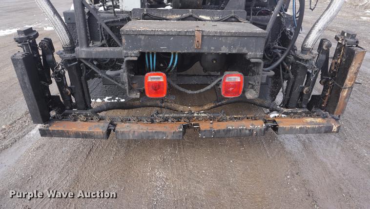 image for item DF7635 1997 International 4900 oil distributor truck