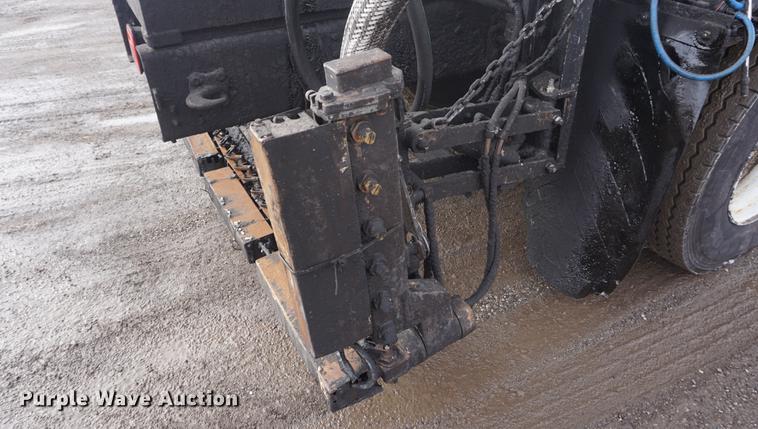 image for item DF7635 1997 International 4900 oil distributor truck