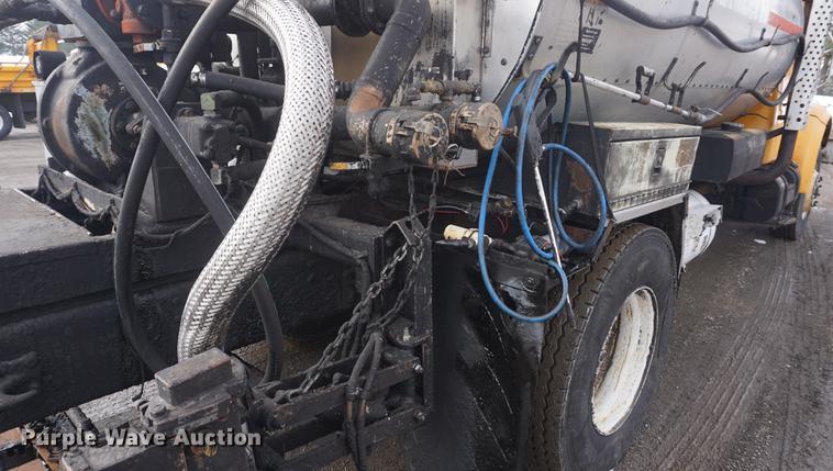 image for item DF7635 1997 International 4900 oil distributor truck