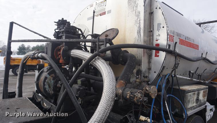 image for item DF7635 1997 International 4900 oil distributor truck