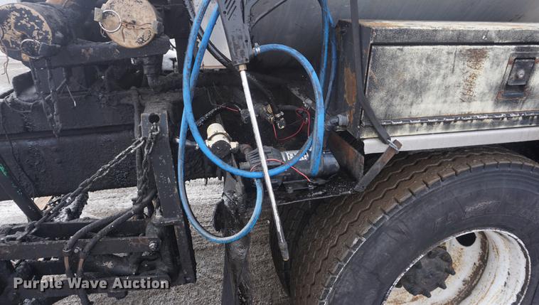 image for item DF7635 1997 International 4900 oil distributor truck