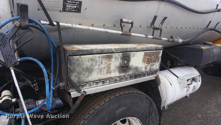 image for item DF7635 1997 International 4900 oil distributor truck