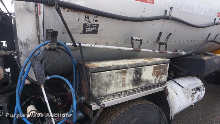 image for item DF7635 1997 International 4900 oil distributor truck