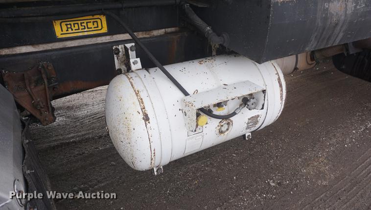 image for item DF7635 1997 International 4900 oil distributor truck