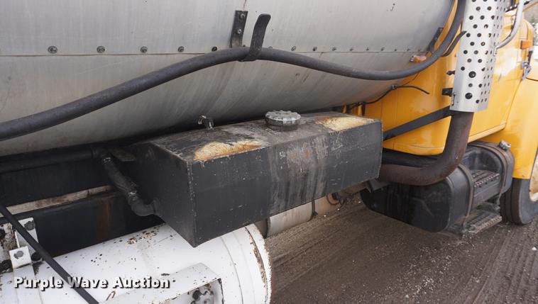 image for item DF7635 1997 International 4900 oil distributor truck