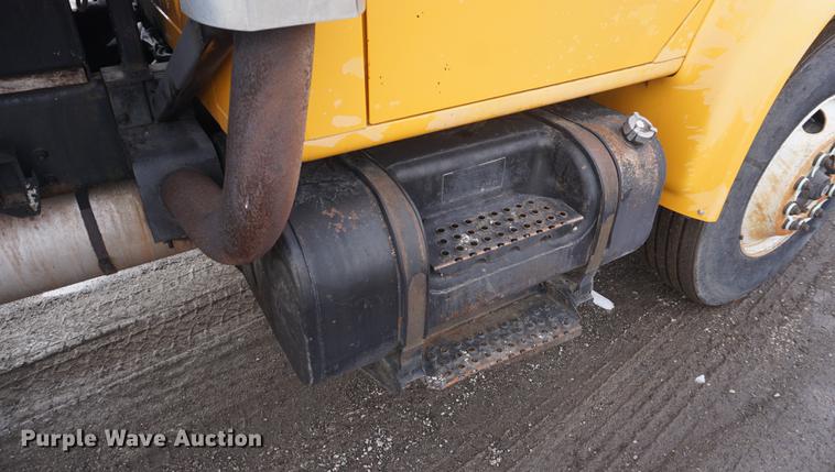 image for item DF7635 1997 International 4900 oil distributor truck