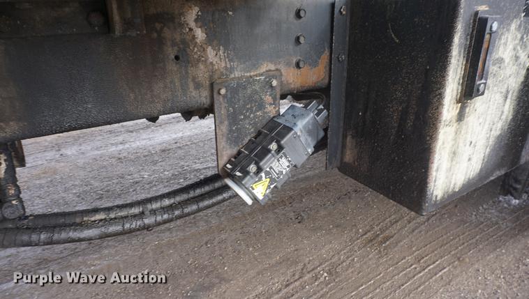 image for item DF7635 1997 International 4900 oil distributor truck