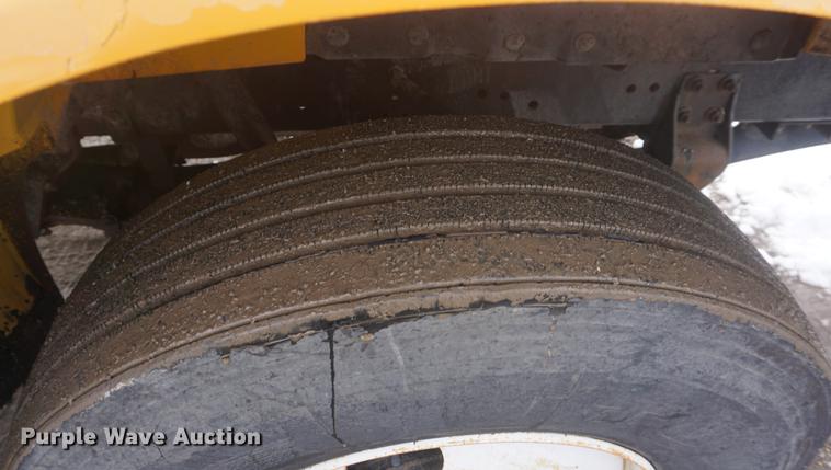 image for item DF7635 1997 International 4900 oil distributor truck