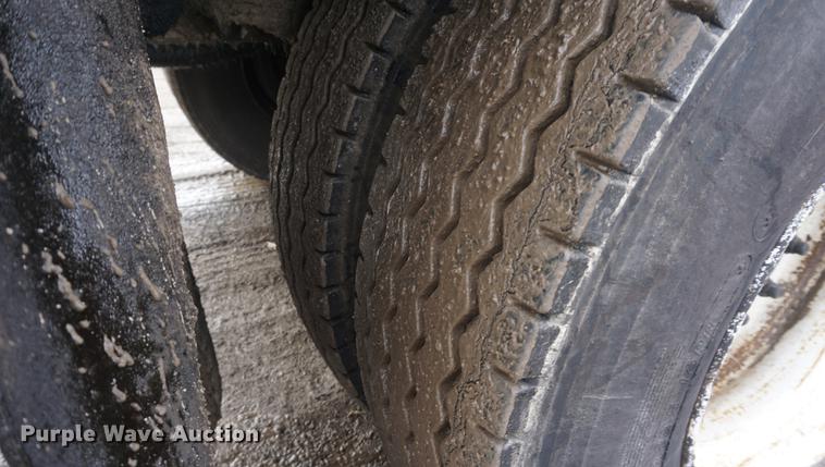 image for item DF7635 1997 International 4900 oil distributor truck