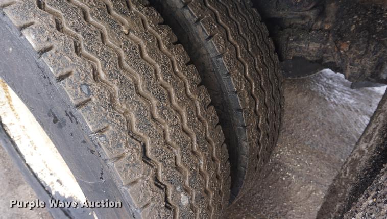 image for item DF7635 1997 International 4900 oil distributor truck