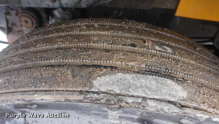 image for item DF7635 1997 International 4900 oil distributor truck