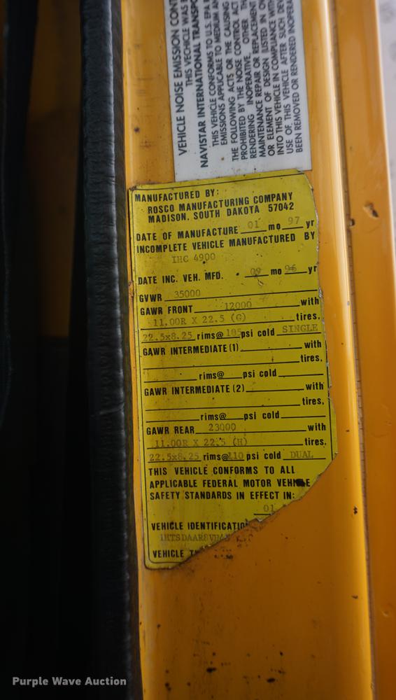 image for item DF7635 1997 International 4900 oil distributor truck