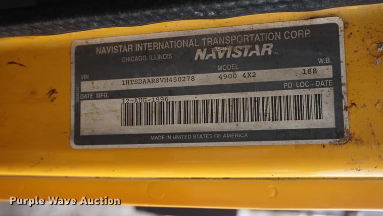 image for item DF7635 1997 International 4900 oil distributor truck