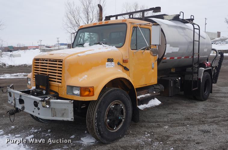 image for item DF7636 1996 International 4900 oil distributor truck