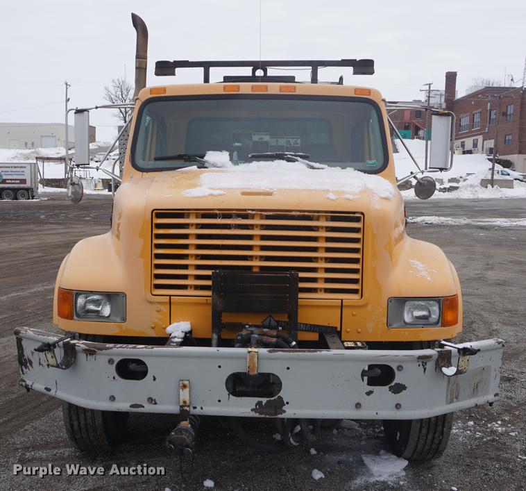 image for item DF7636 1996 International 4900 oil distributor truck