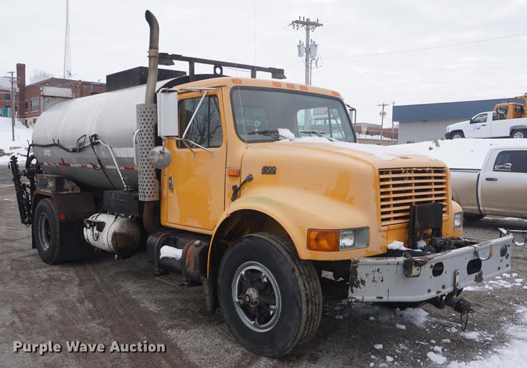 image for item DF7636 1996 International 4900 oil distributor truck