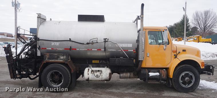 image for item DF7636 1996 International 4900 oil distributor truck