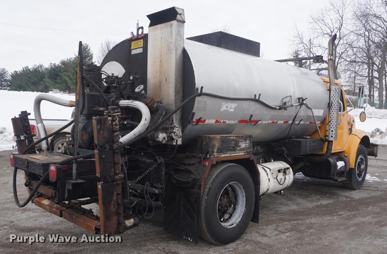 image for item DF7636 1996 International 4900 oil distributor truck