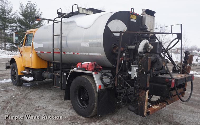 image for item DF7636 1996 International 4900 oil distributor truck