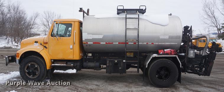 image for item DF7636 1996 International 4900 oil distributor truck