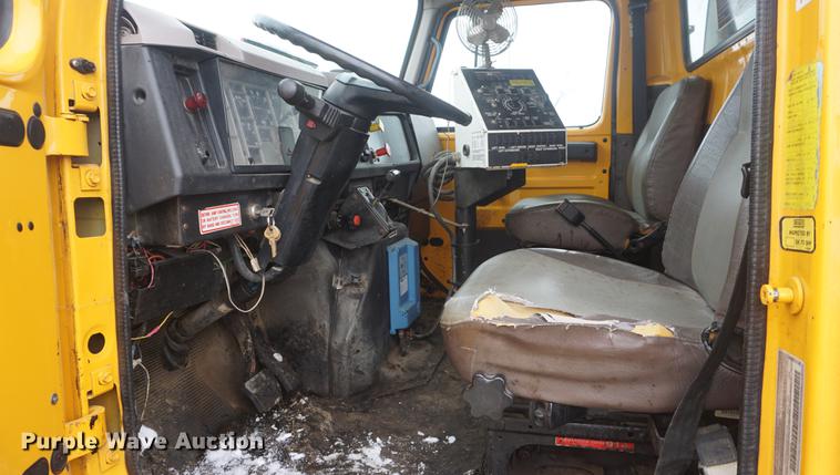 image for item DF7636 1996 International 4900 oil distributor truck