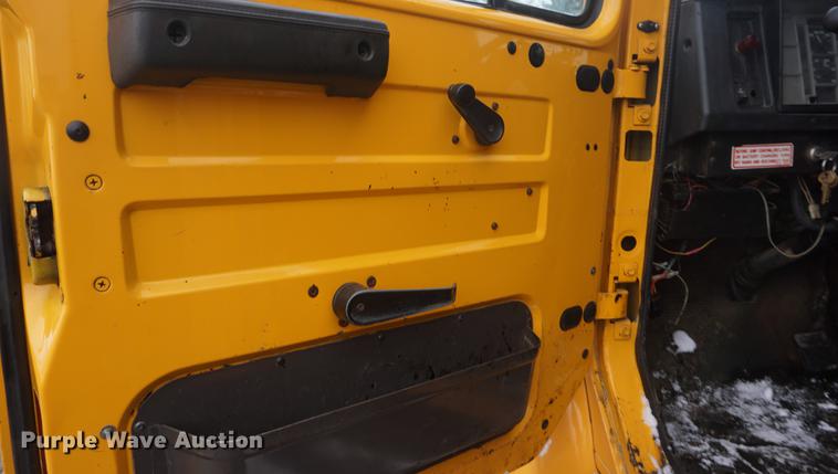 image for item DF7636 1996 International 4900 oil distributor truck